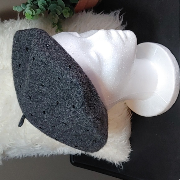 NWT 100% Wool Unisex Gray Beret with Black Studs - Picture 1 of 10